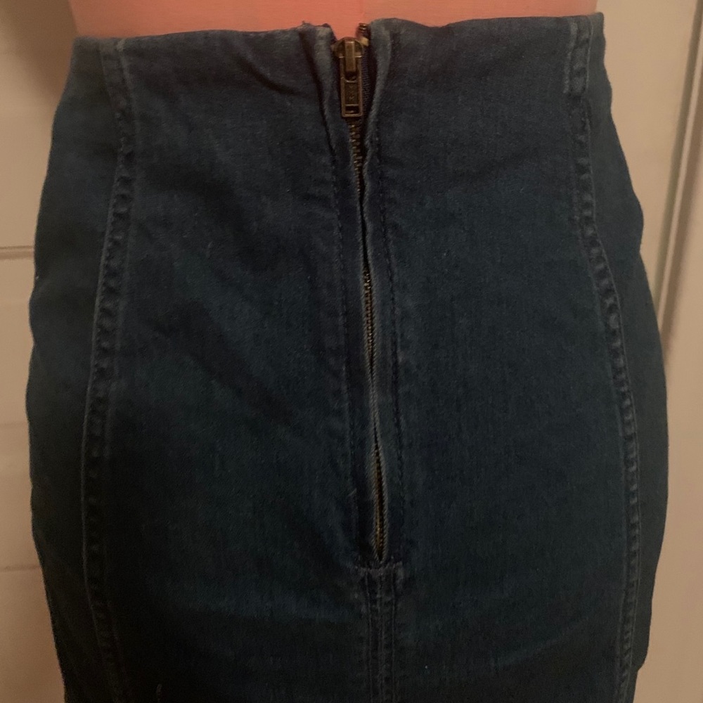 Fitted denim skirt